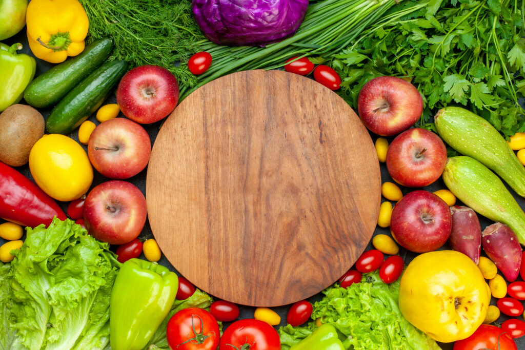 Zdrowe warzywa, deska do gotowania, zdrowe nawyki żywieniowe.