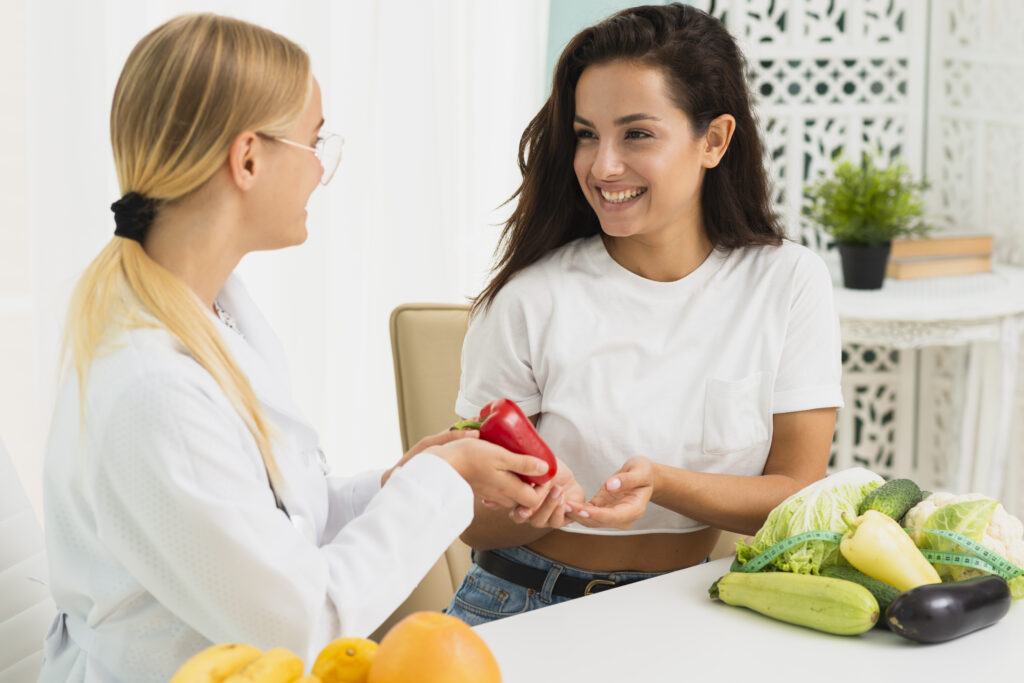 Dietetyk pracuje z pacjentem, zdrowe nawyki żywieniowe.