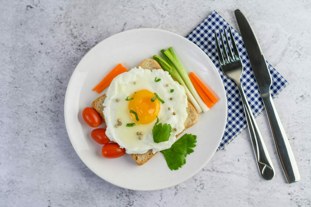Śniadanie, jajko sadzone, tost, zdrowe nawyki żywieniowe.